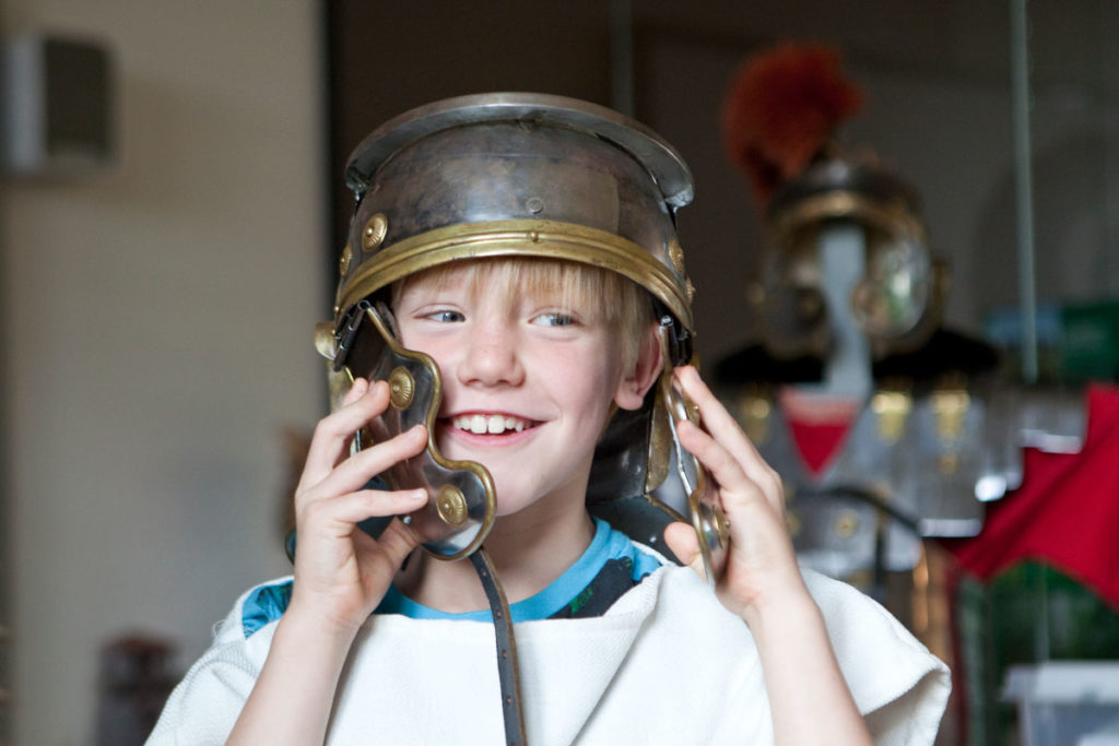 Er zijn twee kinderfeestjes om uit te kiezen:

 	Zoeken, zoeken, zoeken naar de Romeinse munt! 5-6 jaar
 	Activeer de Tijdportaal en help Aelius! 7 – 9 jaar

Prijs: 110 - 130 euro

Duur: 1,5 - 2 uur

Max. 8 kinderen

Een medewerker van het museum begeleidt het feestje, als ouder/begeleider heb je wel een actieve rol bij het geheel.

Voor meer informatie over de verschillende feestjes, klik hier.