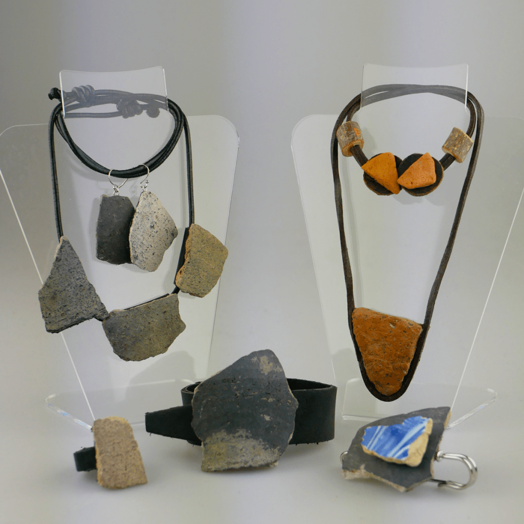 Maak je eigen unieke sieraad van archeologische vondsten. Laat je inspireren door de eeuwenoude scherven en creëer van een stukje geschiedenis iets moois en persoonlijks. Neem je eigen bijzondere ketting, oorbellen, ring of speld mee naar huis.
Voor reserveren, vul het formulier onderaan deze pagina in.

 