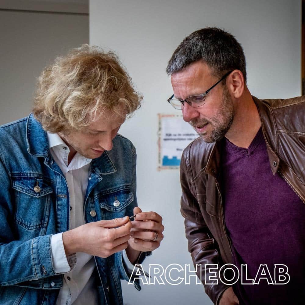 Het ArcheoLab is ook een plek waar archeologen zich bezighouden met het laatste onderzoek. Kom gerust binnen om te kijken waar de archeologen mee bezig zijn. Museumbezoekers kunnen ook samen met de museumvrijwilligers aan de slag om bij te dragen aan diverse onderzoeken. Hieronder lees je welke onderzoeken momenteel worden uitgevoerd.

Let op: het ArcheoLab is gesloten op zondag 17 maart, vrijdag 29 maart (Goede Vrijdag) en zondag 31 maart (Eerste Paasdag). Het museum is op deze dagen wél open.

woensdag & vrijdag, 13:00 – 16:00 uur: PUG-collectie in PAN registreren
Het Provinciaal Utrechts Genootschap van Kunsten en Wetenschappen (PUG) startte in 1841 met het verzamelen en beheren van 'oudheden'. Deze verzameling groeide uit tot een belangrijke en befaamde collectie van archeologische vondsten. De verzameling bestaat uit objecten uit de alle perioden van de prehistorie tot de Late Middeleeuwen, maar met vooral veel Romeinse vondsten, onder andere afkomstig van de drie Romeinse forten Fort Fectio, het Domplein en Castellum Hoge Woerd. Stuk voor stuk getuigen de voorwerpen van het vroegste verleden van de stad en provincie Utrecht: Romeinse glazen en bekers, gouden en zilveren munten en sieraden, mooi versierd 'terra sigillata' aardewerk, olielampjes, schrijfstiften en mantelspelden. PAN is een nationale infrastructuur die wordt georganiseerd door de Stichting ArcheoHotspots. Het doel van PAN is om oudheidkundige vondsten te documenteren en online te publiceren, en zo de informatie over de vondsten en hun vondstlocatie beschikbaar te stellen voor wetenschap, erfgoedonderzoek, musea en alle andere geïnteresseerden. Op woensdag- en vrijdagmiddagen zullen de vrijwilligers in ons ArcheoLab zich bezighouden met het registreren van de PUG-collectie in PAN. Wandel gerust binnen om te kijken hoe dit in zijn werk gaat.

 

zondag, 12:00 – 16:00 uur: Gedecoreerde Terra Sigillata

Het zogenaamde Terra Sigillata aardewerk stond vooral bij de rijkere Romeinen op tafel in de vorm van kommetjes, schalen, borden en bekers. Dit beroemde aardewerk, dat herkend kan worden aan de mooie rode kleur, was vaak versierd met verschillende bloempatronen, beelden uit het dagelijkse leven, mythologische figuren en dieren. Ook kunnen stempels van de makers teruggevonden worden tussen de versieringen. Heel soms vinden archeologen ook wel eens een ingekraste boodschap of tekening op een scherf, wat ze ‘graffiti’ noemen. Kom gerust eens een kijkje nemen!