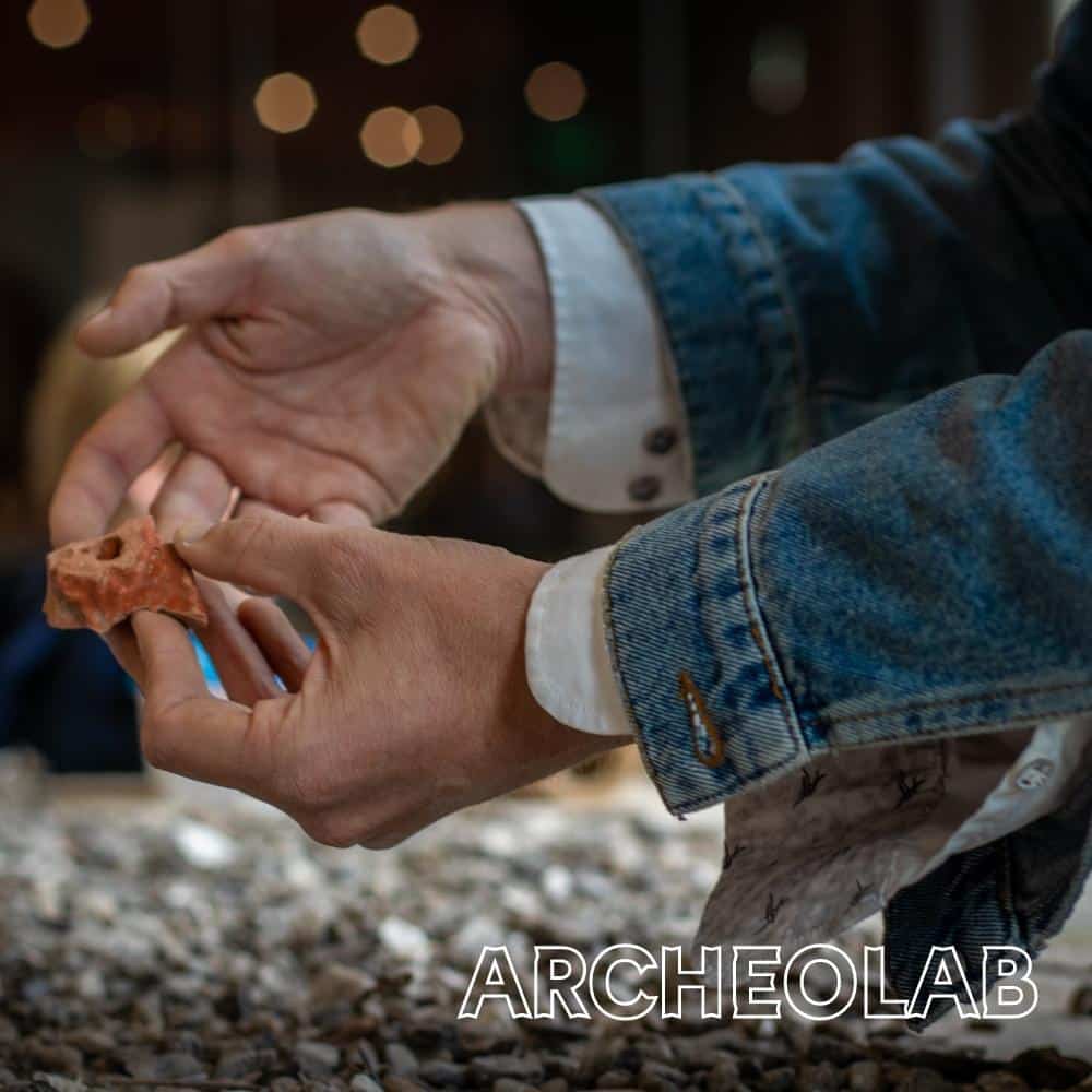 Heb je een vondst gedaan en wil je weten wat en hoe oud het is?

Iedere eerste vrijdag van de maand is er tussen 13:00 en 16:00 uur een archeoloog aanwezig in het ArcheoLab om vondsten te bekijken en vragen over archeologie te beantwoorden. Wandel binnen, breng je eigen vondsten mee en vraag hem alles wat je altijd al hebt willen weten!

Houd onze Facebook- of Instagrampagina in de gaten om op de hoogte te blijven.