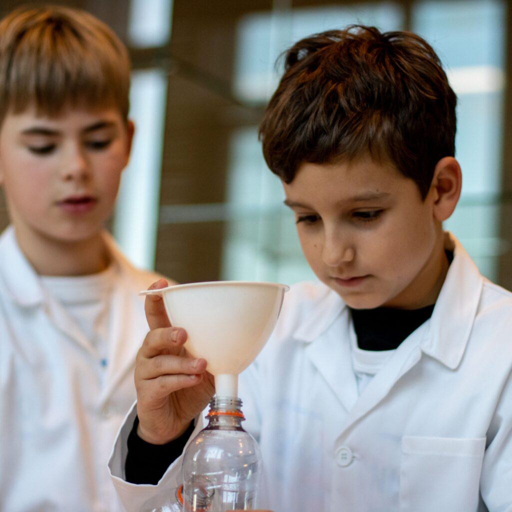 Voor de jonge museumbezoekers (vanaf 8 jaar) wordt archeologie tastbaar gemaakt in het ArcheoLab. In de schoolvakanties (m.u.v. de zomervakantie) vinden hier speciale workshops plaats waarin kinderen zelf aan de slag kunnen met allerlei proefjes die raakvlakken hebben met archeologie. Zo leren de jonge onderzoekers bijvoorbeeld hoe ze zelf lijm kunnen maken, hoe ze scherven van potten weer aan elkaar kunnen plakken of hoe je allerlei zaden en pitten van elkaar onderscheidt.  Schuilt er ook een archeoloog in jou? Je komt erachter in het ArcheoLab!

Deze activiteit wordt aangeboden in de schoolvakanties (regio midden, m.u.v. de zomervakantie). Houd deze pagina en onze sociale media in de gaten om op de hoogte te blijven van de volgende activiteit.

Nieuwsgierig hoe een proefjesworkshop gaat? Kidsproof testte het voor je uit en heeft er een blog over geschreven, lees het hier!

 