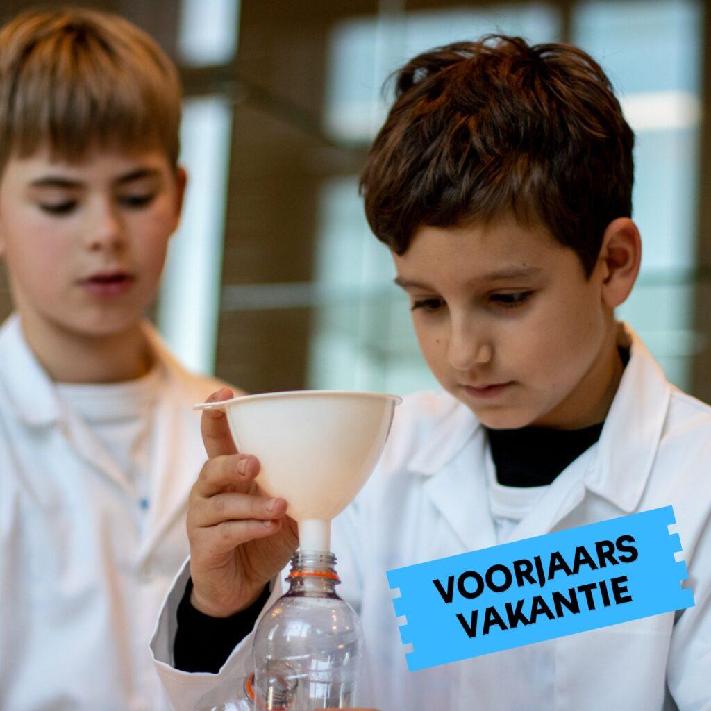 Voor de jonge museumbezoekers (vanaf 8 jaar) wordt archeologie tastbaar gemaakt in het ArcheoLab. In de schoolvakanties vinden hier speciale workshops plaats waarin kinderen zelf aan de slag kunnen met allerlei proefjes die raakvlakken hebben met archeologie. Zo leren de jonge onderzoekers bijvoorbeeld hoe ze zelf lijm kunnen maken, hoe ze scherven van potten weer aan elkaar kunnen plakken of hoe je allerlei zaden en pitten van elkaar onderscheidt.  Schuilt er ook een archeoloog in jou? Je komt erachter in het ArcheoLab!

Deze activiteit wordt aangeboden in de schoolvakanties (regio midden). Houd deze pagina en onze sociale media in de gaten om op de hoogte te blijven van de volgende activiteit.

Nieuwsgierig hoe een proefjesworkshop gaat? Kidsproof testte het voor je uit en heeft er een blog over geschreven, lees het hier!

 