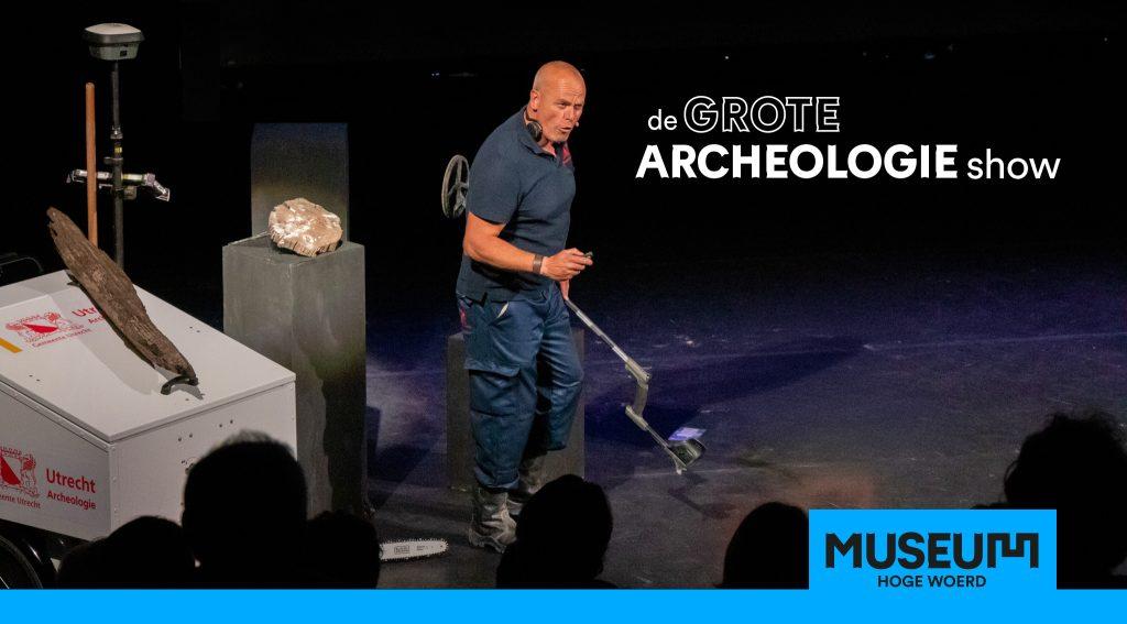 Op woensdag 25 juni vindt in Utrecht de derde editie plaats van de Grote Archeologie Show: een wervelende waterval van negen flitspresentaties over spraakmakende ontdekkingen in stad en regio Utrecht van het afgelopen jaar. Deze bonte parade van stand-up archeologie wordt verzorgd door bevlogen experts met jarenlange ervaring in Utrechtse bodem. In de theaterzaal krijg je een mooie close-up van diverse objecten en kom je meer te weten over allerlei vondsten.

Water als rode draad
Dit jaar staat de show volledig in het teken van water – het thema van zowel het 10-jarig jubileum van het Castellum als de zomerexpositie die van 14 juni tot 14 september te zien zal zijn. Water speelde door de eeuwen heen een cruciale rol in onze regio. Tijdens de show ontdek je hoe langs de rivieroever mysterieuze offers werden gebracht, hoe Romeinse galeien over de Rijn patrouilleerden en hoe de Utrechtse werfkelders ontstonden in de strijd tegen het water. Water speelde ook een cruciale rol bij het recente onderzoek aan de limesweg, terwijl grondwater tegelijkertijd zorgde voor het uitzonderlijk goede behoud van kwetsbare materialen, zoals een complete palingfuik van wilgentenen.

Een groot scala aan vondsten, perioden en technieken komt aan bod, waarbij steeds weer grote verhalen blijken te schuilen in soms maar kleine objecten. Als je in één klap alle archeologische hoogtepunten van de afgelopen tijd wilt herbeleven en eens iets anders wil dan de zoveelste standaard lezing, dan mag je de Grote Archeologie Show niet missen. Wees er snel bij, want vol = vol.