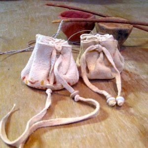 Prehistorische geluksbuidel maken