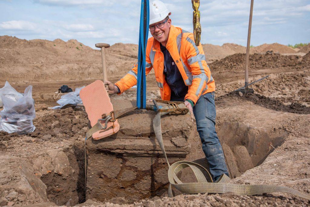 Eind 2021 deden vrijwilligers van de AWN in Herwen, vlak bij de Duitse grens, een bijzondere ontdekking: een dik pakket Romeinse dakpannen, aardewerk en steen, mogelijk afkomstig van een gebouw uit de Romeinse tijd. De vindplaats lag op een steenworp afstand van een Romeins fort.

In 2022 is het terrein grotendeels opgegraven door archeologisch bureau RAAP. Na een half jaar onderzoek werd duidelijk dat het hier gaat om een omvangrijk heiligdom met minstens zes tempels. In dit complex werden uiteenlopende goden vereerd: zowel bekende Romeinse godheden als minder bekende, lokale goden.

De duizenden vondsten die tijdens de opgraving zijn gedaan, geven een uniek inkijkje in de manier waarop mensen zo’n 2.000 jaar geleden hun geloof beleefden. Tijdens deze lezing neemt archeoloog Eric Norde je mee in de bijzondere ontdekkingen en de betekenis van deze plek binnen de Romeinse wereld.