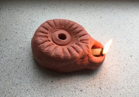 De Romeinen vierden eind december Saturnalia, een feest dat wel wat wegheeft van hoe we kerstmis vieren, met veel eten en cadeautjes. Alle Romeinen waren op 17 december vrij, er werd gezongen en mensen deden samen spelletjes. De huizen waren versierd met groene takken en planten.

Maar de Romeinen vierden met Saturnalia niet de geboorte van Jezus, ze eerden Saturnus, de god van de landbouw het graan en de overvloed. Tijdens de kortste, donkerste dagen van het jaar werd Saturnus bedankt voor de oogst van het afgelopen jaar. Ook werd er gevierd dat de lichtere dagen er weer aan kwamen, daarom gaven de Romeinen elkaar vaak kaarsen en lampjes cadeau tijdens Saturnalia.

Ontdek op woensdag 24 december meer over dit bijzondere Romeinse feest en maak met ons een Romeins olielampje om de donkere dagen te verlichten!