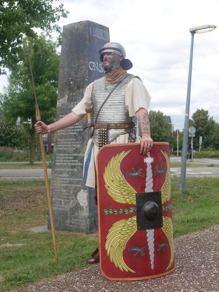 Op zondag 26 april komt de geschiedenis tot leven op de muren van het fort! Stap de wachttoren binnen en ontmoet de Romeinse soldaten die vroeger de grens van het Romeinse Rijk (de Limes) bewaakten. Hoe zwaar is zo'n harnas eigenlijk? Hoe hielden ze vijanden op afstand? De soldaten laten je hun glimmende wapenuitrusting zien en vertellen spannende verhalen over het leven in de legerbarakken. Durf jij ze te vragen hoe het was om op de uitkijk te staan terwijl de rest van het Castellum sliep? Een unieke kans om oog in oog te staan met de bewakers van het verleden.

Leeftijdsaanduiding: alle leeftijden


Aanvang -en eindtijd: inloop tussen 13:00 - 16:00u

Prijs: Gratis

Reserveren is niet nodig, maar let op: bij drukte kan het zijn dat je even moet wachten voordat je de toren kunt betreden. Terwijl je wacht, maken onze soldaten graag een praatje om over hun avonturen te vertellen. 