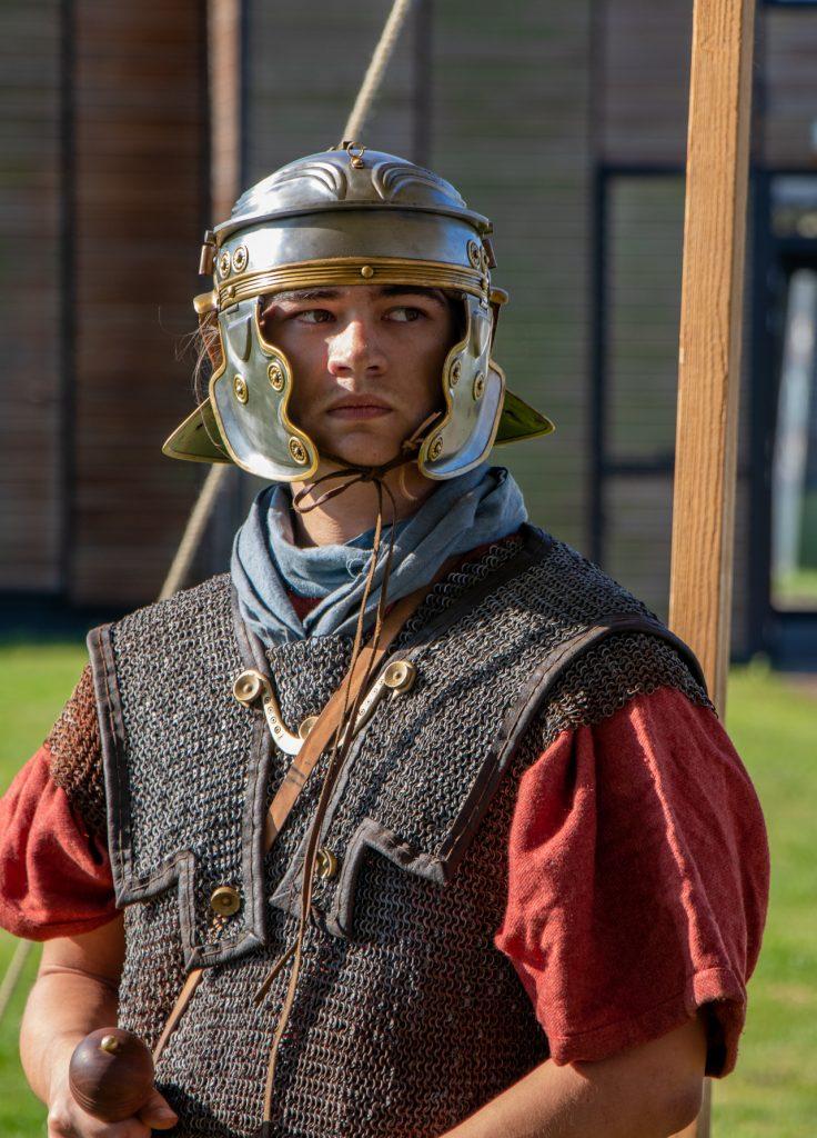 Op zondag 31 mei komt de geschiedenis tot leven op de muren van het fort! Stap de wachttoren binnen en ontmoet de Romeinse soldaten die vroeger de grens van het Romeinse Rijk (de Limes) bewaakten. Hoe zwaar is zo'n harnas eigenlijk? Hoe hielden ze vijanden op afstand? De soldaten laten je hun glimmende wapenuitrusting zien en vertellen spannende verhalen over het leven in de legerbarakken. Durf jij ze te vragen hoe het was om op de uitkijk te staan terwijl de rest van het Castellum sliep? Een unieke kans om oog in oog te staan met de bewakers van het verleden.

Leeftijdsaanduiding: alle leeftijden


Aanvang -en eindtijd: inloop tussen 13:00 - 16:00

Prijs: Gratis

Reserveren is niet nodig, maar let op: bij drukte kan het zijn dat je even moet wachten voordat je de toren kunt betreden. Terwijl je wacht, maken onze soldaten graag een praatje om over hun avonturen te vertellen. 