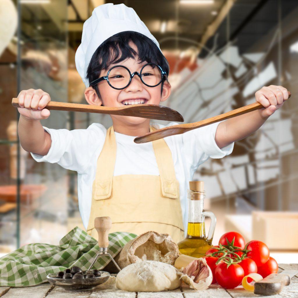 Houd jij van koken en ben je niet bang om nieuwe smaken te proeven? Kom dan naar de workshop 'Romeinse Smulpapen'! We gaan aan de slag met recepten uit een echt Romeins kookboek van de beroemde kok Apicius.
Vroeger aten de Romeinen heel anders dan wij. Rijke Romeinen lagen op sofa's te eten en gebruikten hun handen in plaats van een vork. Ze hielden van kruidig, zuur en zoet. Wist je dat ze zelfs peper op hun zoete koekjes strooiden? En dat zij de kip naar Nederland hebben gebracht?
Samen maken we een paar heerlijke Romeinse gerechten die je natuurlijk ook zelf mag proeven. Ouders en begeleiders zijn ook van harte welkom om mee te helpen en te smullen!