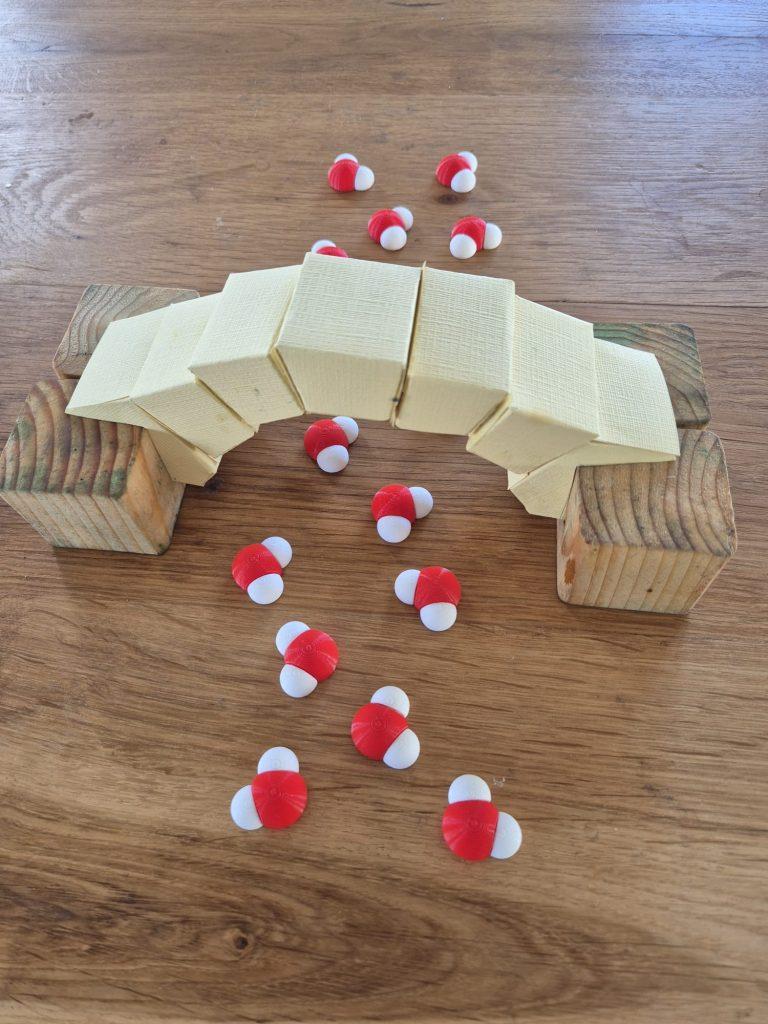 Hoe bouwden de Romeinen bruggen en aquaducten die soms duizenden jaren bleven staan? Tijdens Bruggen bouwen als de Romeinen duiken we in de wereld van Romeinse techniek en vooral: we gaan het zelf uitproberen. In deze actieve workshop ontdek je met allerlei proefjes hoe slim de Romeinen hun bouwwerken ontwierpen. Ontdek de kracht van Romeinse techniek met proefjes en experimenten!
Sterke bruggen & slimme vormen
De Limes - noordgrens van het Romeinse Rijk - liep in Nederland langs de rivier de Rijn, dus stevige bruggen waren onmisbaar. Waarom hebben Romeinse aquaducten en bruggen altijd van die herkenbare bogen? We testen welke vormen het sterkst zijn, bouwen zelf kleine constructies en ontdekken waarom een boog zoveel gewicht kan dragen. En natuurlijk proberen we ook het beroemde experiment: kun jij een ei kapot knijpen?
Aquaducten & waterkracht
Hoe kregen de Romeinen water kilometers verderop in de stad? En hoe konden ze zelfs fonteinen laten spuiten zonder machines? Met proefjes over communicerende vaten onderzoeken we hoe water zich gedraagt en waarom de Romeinen dit principe zo goed wisten te gebruiken.
Een speelse, leerzame activiteit voor nieuwsgierige kinderen die graag bouwen, testen en ontdekken.