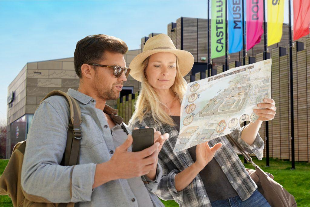 In de interactieve soundgame Het Raadsel van het Romeinse fort stap je een wereld binnen waarin geluid je belangrijkste gids is. Je reist terug naar de Romeinse tijd, toen op de Hoge Woerd een fort stond, een castellum. Hier ontvouwt zich een eeuwenoud raadsel dat alleen met scherp luisteren en slim denken kan worden opgelost. Je kiest zelf de locaties die je bezoekt, maar wees gewaarschuwd: de tijd tikt onverbiddelijk door. Lukt het jou om het geheim te ontcijferen voordat het te laat is?

Deze interactieve game is volledig gebaseerd op geluid en vindt plaats op locaties in en rond Castellum Hoge Woerd; plekken die door archeologen zijn ontdekt. Beland je in de game bijvoorbeeld bij de smid, dan sta je ook echt op de plek waar in de Romeinse tijd de smederij stond. Spelen doe je eenvoudig met je eigen smartphone. De beste ervaring is met een koptelefoon, maar je kunt het ook spelen in groepsverband met je speaker. Een kaart helpt je de weg te vinden. Veel plezier!

 	De soundgame is iedere dinsdag t/m zondag (doorlopend tussen 10.00 - 17.00 uur) op je eigen smartphone te spelen
 	Voor volwassenen én jongeren vanaf 12 jaar
 	Af te halen aan de balie van Castellum Hoge Woerd, voor €3,- per persoon

Neem zelf een koptelefoon of oortjes mee voor de beste ervaring!