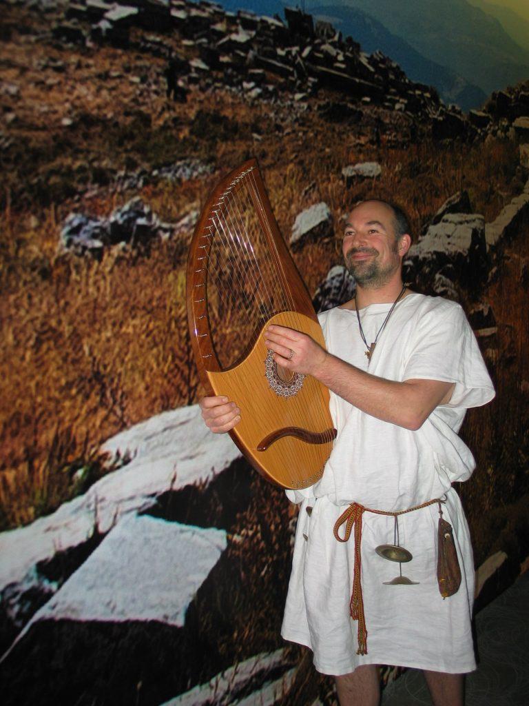 Ontdek de klanken van de Romeinse tijd tijdens Muziek langs de Limes. Deze middag staat volledig in het teken van muziek, ritme en geluid langs de noordgrens van het Romeinse Rijk.
Romeinse muziek
Tjebbe de Trommer verschijnt als Romein en neemt je mee in de wereld van antieke muziek. Hij brengt trommels, fluiten, schellen, kleppers en andere instrumenten uit de Romeinse tijd mee. Je hoort verhalen over muziek in het leger en het dagelijks leven, ziet replica‑instrumenten van dichtbij en mag ze natuurlijk zelf uitproberen. Een levendige en interactieve kennismaking met de geluiden van 2000 jaar geleden.
Snorrebotje maken
Maak je eigen snorhout - een van de oudste klankinstrumenten van Nederland. Met vuursteen of een priem maak je een gaatje voor het koordje, waarna je het hout versiert met pigmenten zoals de Romeinen die gebruikten. Als je hem laat ronddraaien, ontstaat het karakteristieke snorrende geluid dat al sinds de prehistorie wordt gebruikt. Een prachtige combinatie van ambacht, geschiedenis en experimenteren.
Let op!
De workshop Romeinse muziek is om 11:00 en 13:00.
De workshop Snorrebotje maken is om 12:00 en 14:00.
Ben je jonger dan 6 of 8 jaar? Neem dan een ouder/verzorger mee om je te helpen.