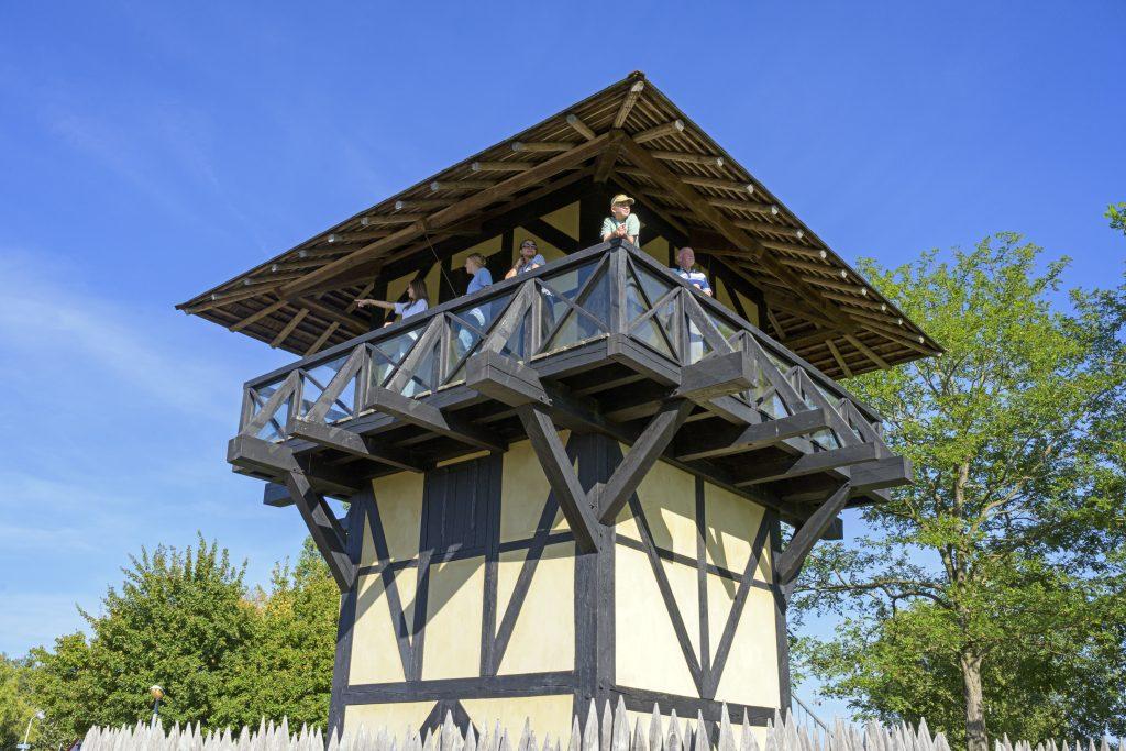 Rondleiding Romeinse wachttoren

















Beklim tijdens Open Monumentendag de Romeinse wachttoren van Museum Hoge Woerd. Deze bijzondere toren is normaal gesproken niet toegankelijk voor publiek. Tijdens de rondleiding ontdek je het verhaal van de Neder-Germaanse Limes, de noordgrens van het Romeinse Rijk, en leer je hoe Romeinse soldaten hier bijna 2.000 jaar geleden de grens bewaakten.

De rondleiding is gratis, maar reserveren is verplicht. Kies een tijdslot en verzeker je van een plek. Leeftijd: vanaf 7 jaar. Duur: ca. 60 minuten. Iedere deelnemer heeft een gratis ticket nodig.