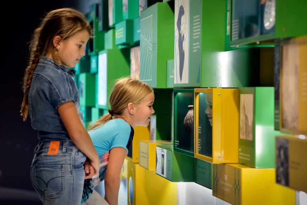 Overal in Museum Hoge Woerd zijn sporen van dieren verstopt. In de tentoonstelling 3000 jaar wonen en werken en de Houtkamer kom je dieren tegen die duizenden jaren geleden al een rol speelden in het leven van mensen.
Ga samen met Muisje Max op zoek naar deze bijzondere vondsten. Heb je een voorwerp gevonden? Plak dan de bijbehorende sticker op de juiste plek. Klaar met plakken? Haal een verrassing op bij de balie!
o De speurtocht is iedere dinsdag t/m zondag (doorlopend tussen 10.00 - 17.00 uur) op eigen gelegenheid te doen
o Leeftijd: vanaf 4 jaar onder begeleiding van een volwassene
o Af te halen aan de balie van Castellum Hoge Woerd, voor €2,- per stuk