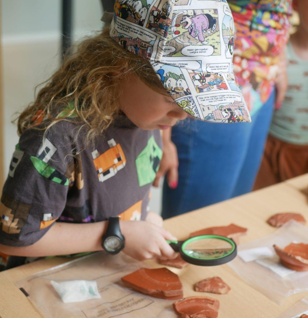 Heb jij je weleens afgevraagd wie een voorwerp honderden of zelfs duizenden jaren geleden heeft gebruikt? Archeologen doen dat elke dag! Aan de hand van oude vondsten proberen zij verhalen uit het verleden te ontdekken.

Nu mag jij in de huid van een archeoloog kruipen. Je krijgt een echte archeologische vondst onder de loep en onderzoekt die stap voor stap. Wat valt je op? Waarvan zou het gemaakt zijn? En waarvoor werd het gebruikt?

Met een observatietekening leg je alle details vast. Daarna bedenk je op basis van jouw eigen waarnemingen een verhaal of hypothese over de vondst. Klopt jouw idee met wat archeologen over het voorwerp hebben ontdekt? Samen vergelijken we de verschillende verhalen en ontdek je hoe archeologen van een vondst naar een stukje geschiedenis reizen.

Wie weet zie jij wel iets wat anderen over het hoofd hebben gezien!